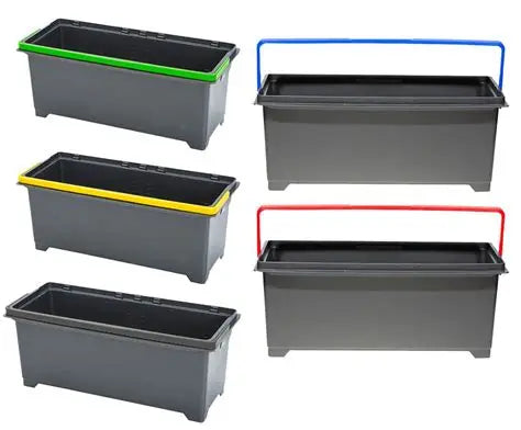 Fünf graue Aufbewahrungsboxen mit farbigen Griffen oder Rändern.