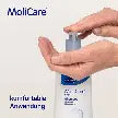 MoliCare Skin Shampoo in einer 500ml Flasche, Hände pumpen das Shampoo.