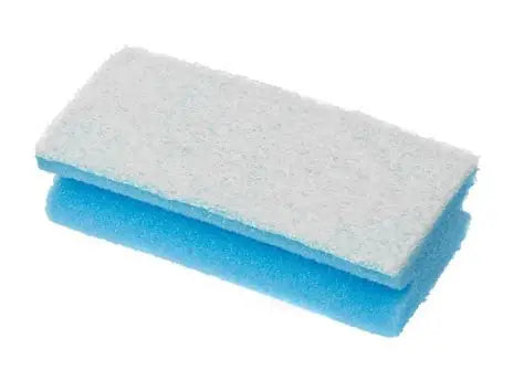 Blauer und weißer Reinigungsschwamm im Doppelpack.