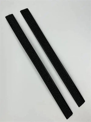 Zwei schwarze, selbstklebende Klettstreifen von Vermop GmbH, je 36 cm lang.