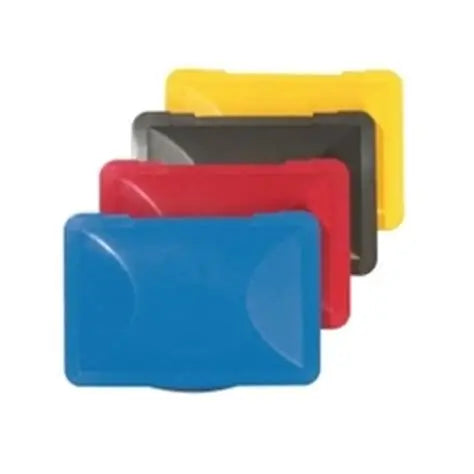 Vier bunte Kunststoffdeckel in blau, rot, schwarz und gelb.