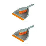 Zwei Kehrgarnituren mit Besen und Kehrblech, grau mit orangefarbener Lippe.