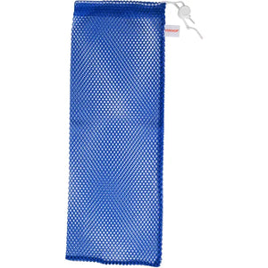 Blaues Wäschenetz aus Kunststoff mit Zugband und Etikett.