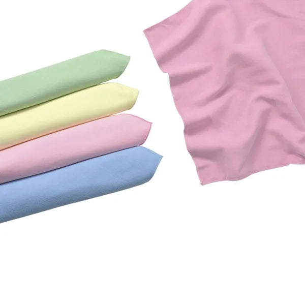 Vier Mikrofaser-Reinigungstücher in Pastellfarben und ein rotes Tuch.