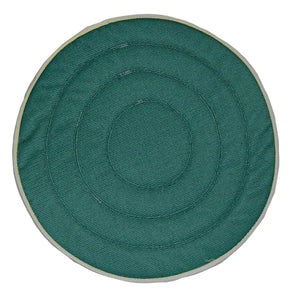 Grünes, rundes Reinigungspad mit konzentrischen Nähten und weißem Rand.
