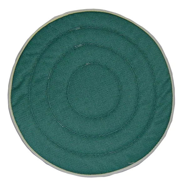 Grünes, rundes Reinigungspad mit konzentrischen Nähten und weißem Rand.