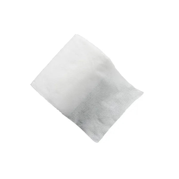 Ein weißes Mikrofaser-Reinigungstuch auf weißem Hintergrund.