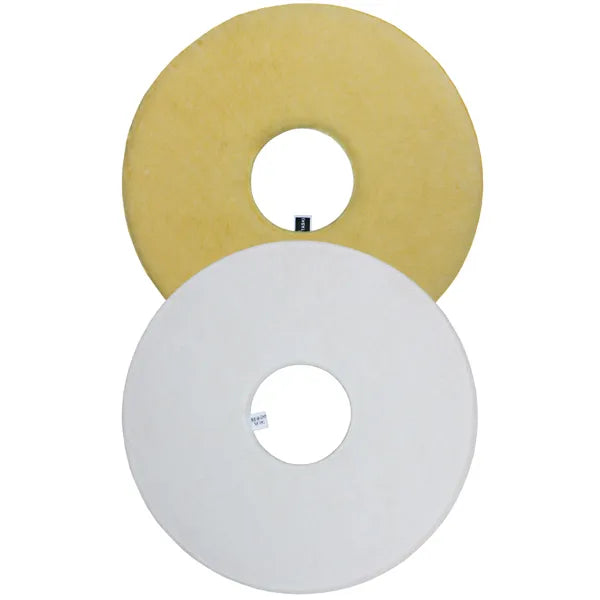 Zwei runde Reinigungspads, eines gelb und eines weiß, mit Loch in der Mitte.
