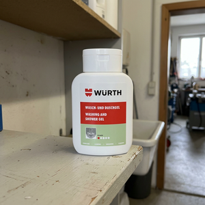 Würth Wasch- und Duschgel in der 250-ml-Flasche in einer KI-generierten Werkstatt-Waschraumszene nach Originalproduktbild