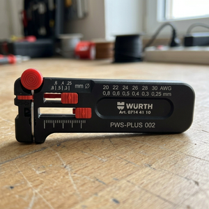 Würth EMANTR MICRO-PRAEZ auf einer Werkbank