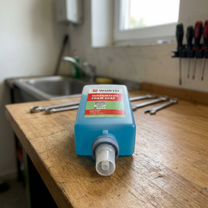 Würth Schaumseifen-Kartusche in einer KI-generierten Werkstattszene auf Basis des Originalproduktbilds