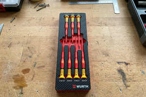 Würth VDE-Feinmechaniker-Schraubendreher-Sortiment auf einer Werkbank