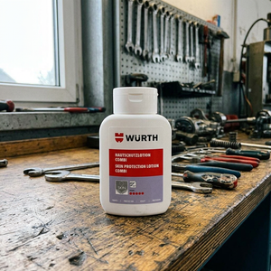 Würth Hautschutzlotion Combi auf einer Werkbank, KI-bearbeitete Szene auf Basis des vorhandenen Produktbilds