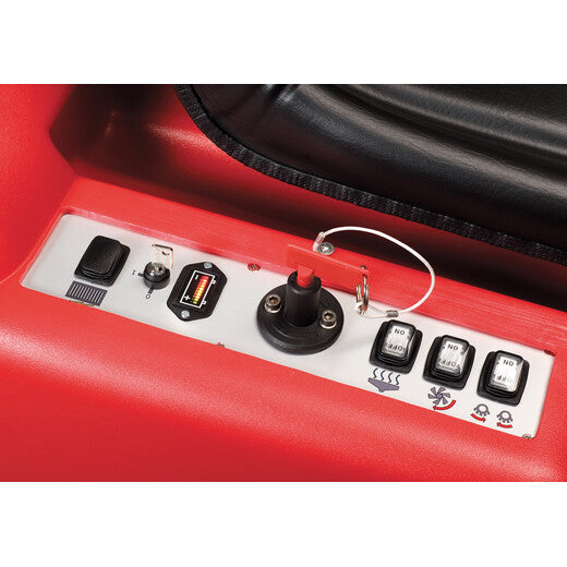 Bedienfeld einer Kehrsaugmaschine mit Schaltern, Schlüssel und Batterieanzeige.