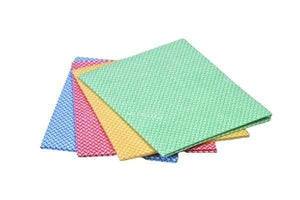 Vier bunte Reinigungstücher, gestapelt und schräg liegend.