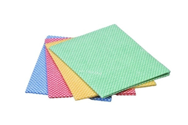 Vier bunte Reinigungstücher, gestapelt und schräg liegend.