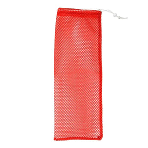 Rotes Wäschenetz aus Kunststoff mit Kordelzug.