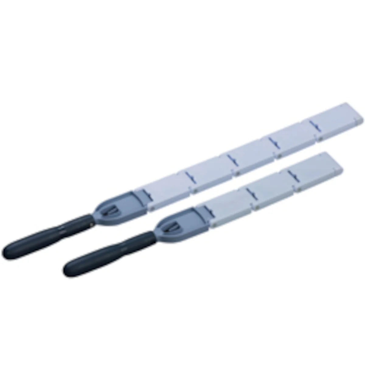 Zwei Vileda MultiDuster Maxi Staubmopphalter mit grauen Griffen und weißen Lamellen.